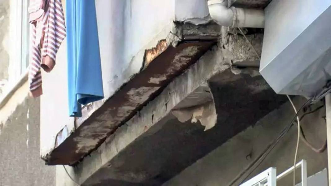 Dökülen binanın önünden geçmeye dahi korkarken istenen kira bedeli 'Pes' dedirtti! Resmen 60 yıllık 'tabutta' yaşıyorlar 9